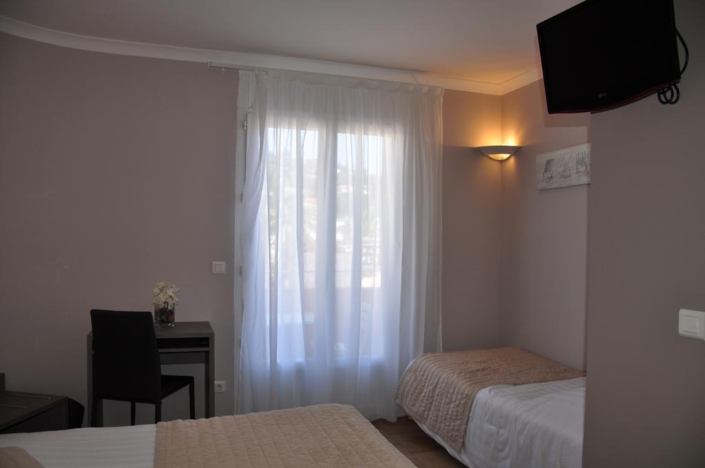 Hotel De La 3*